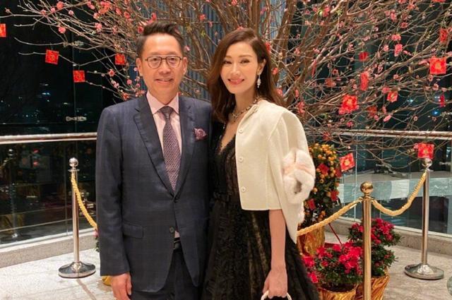 原创李嘉欣半裸后背赏雪景不惧豪门规矩晒美照许晋亨太大方