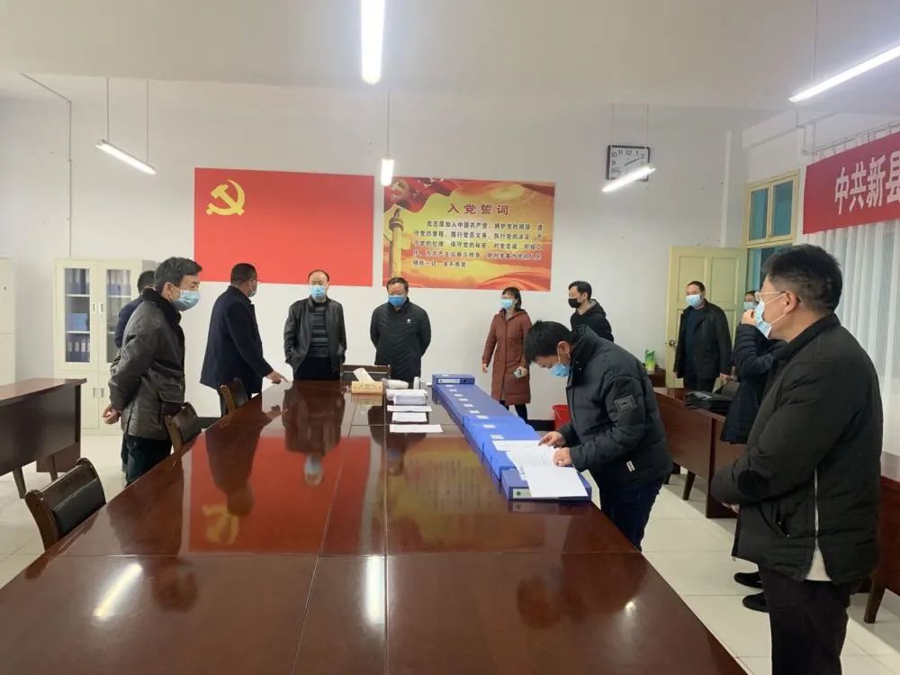 信阳市纪委监委派驻市教体局副组长易文伯等到新县二高开展高三复学