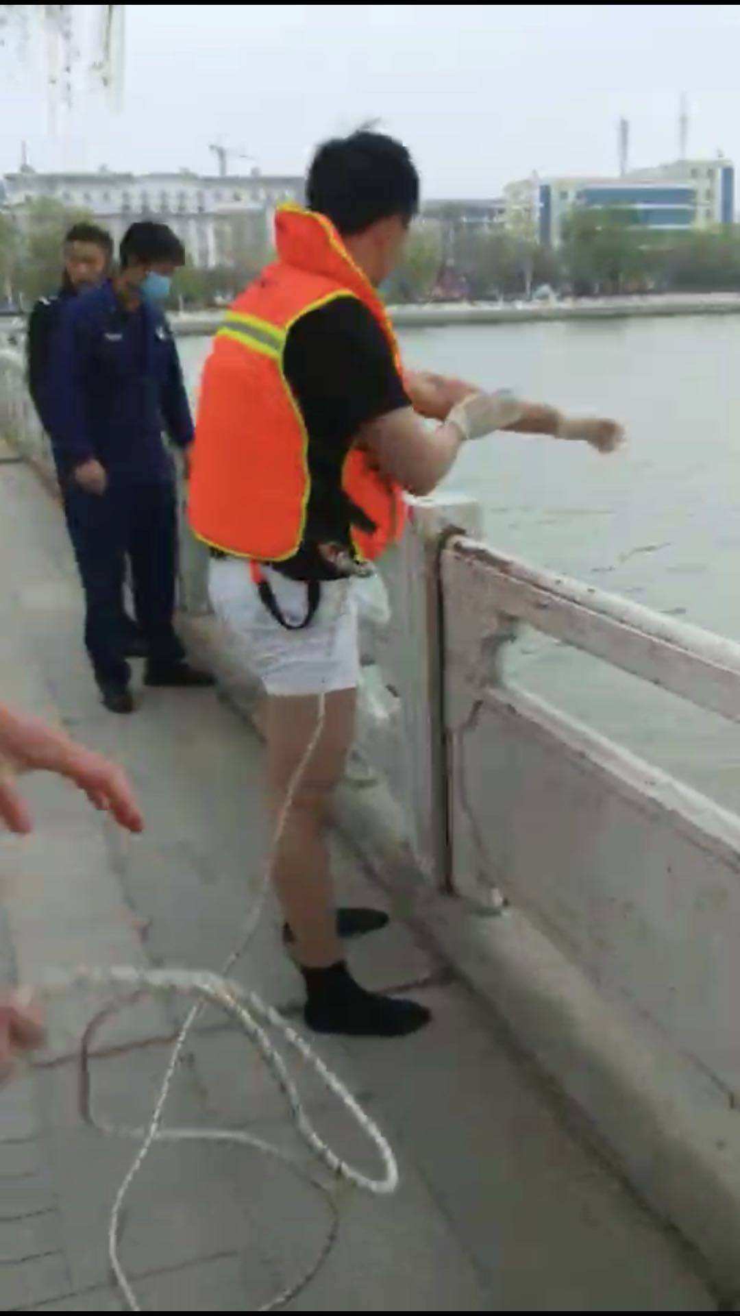 河南商丘:湖中有人落水 睢县大队成功救援