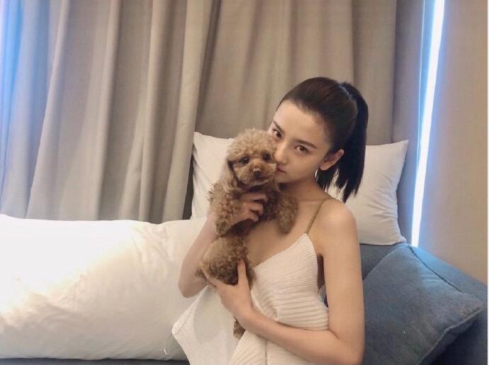 宋祖儿深夜买醉踢路人？“被踢者”回应：只是