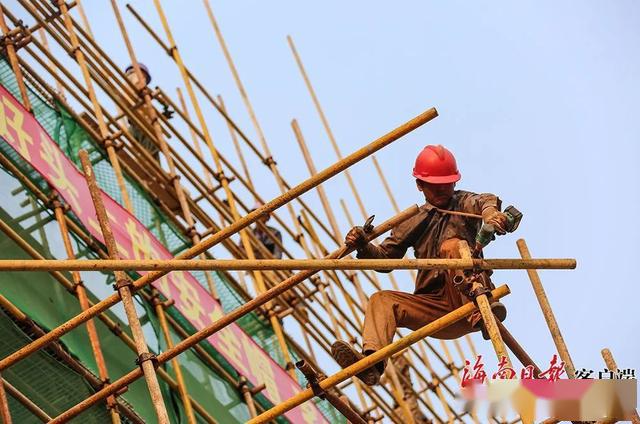 工人在搭建脚手架,为大楼的封顶做准备.