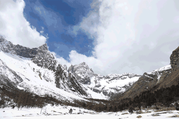 毕棚沟 雪后的景色如画卷般迷人近处水波荡漾,倒影重叠远处山林层