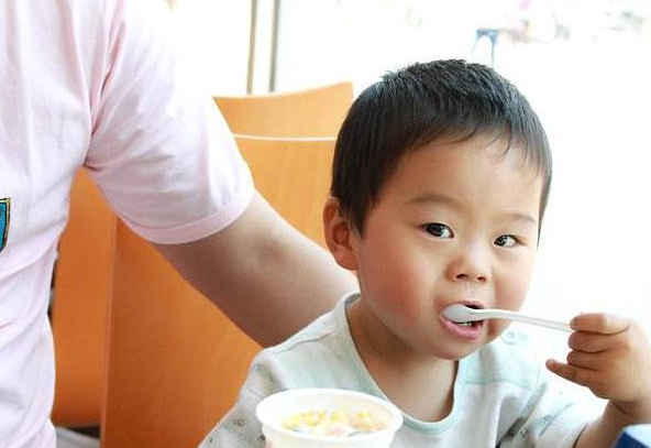 「脾胃」4种零食“偷走”孩子脾胃的健康！儿科医生：孩子哭闹也别给