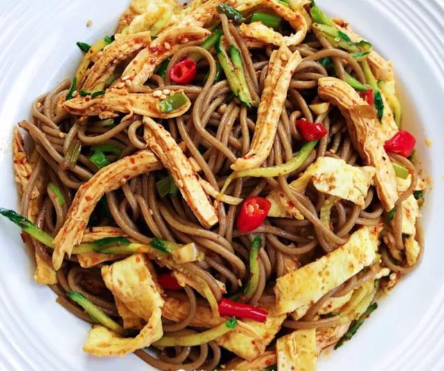 快手减肥餐爆好吃的凉拌鸡丝荞麦面