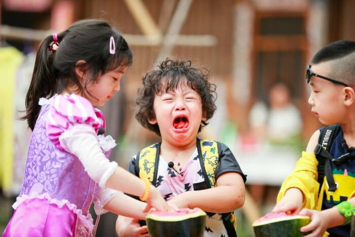 [孩子]少给孩子吃5种水果，伤脾还上火，家长别不听儿科医生：4月起