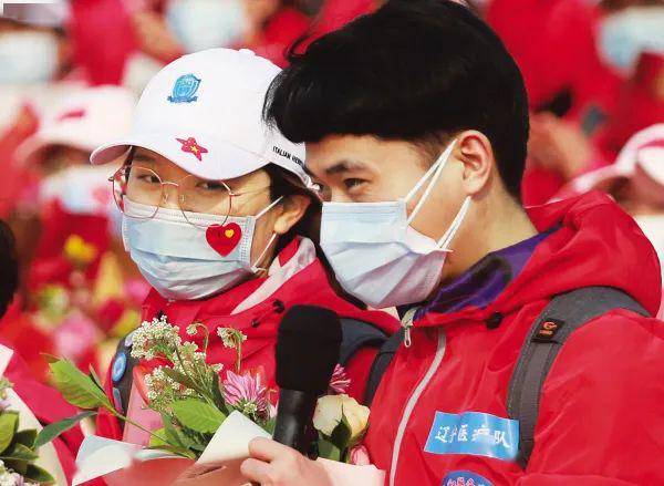 援鄂医疗队员成功求婚谭作钧：我们都是证婚人
