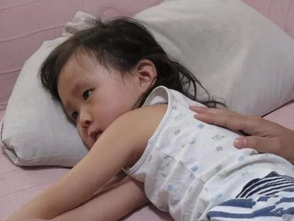 「脾胃」4种零食“偷走”孩子脾胃的健康！儿科医生：孩子哭闹也别给