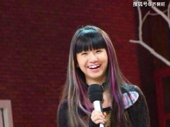 姨妈杨丽萍对她己经失去控制,21岁小彩旗在变胖的路上越走越远