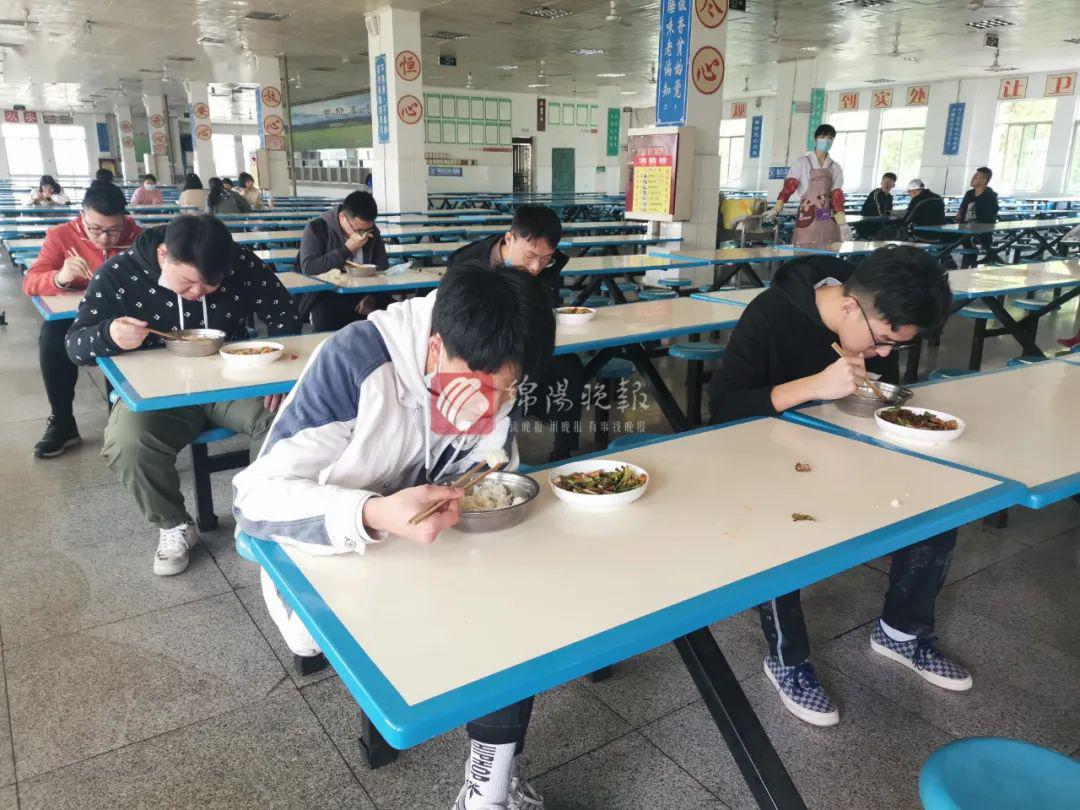 中午12点,记者来到实验高级中学的食堂.