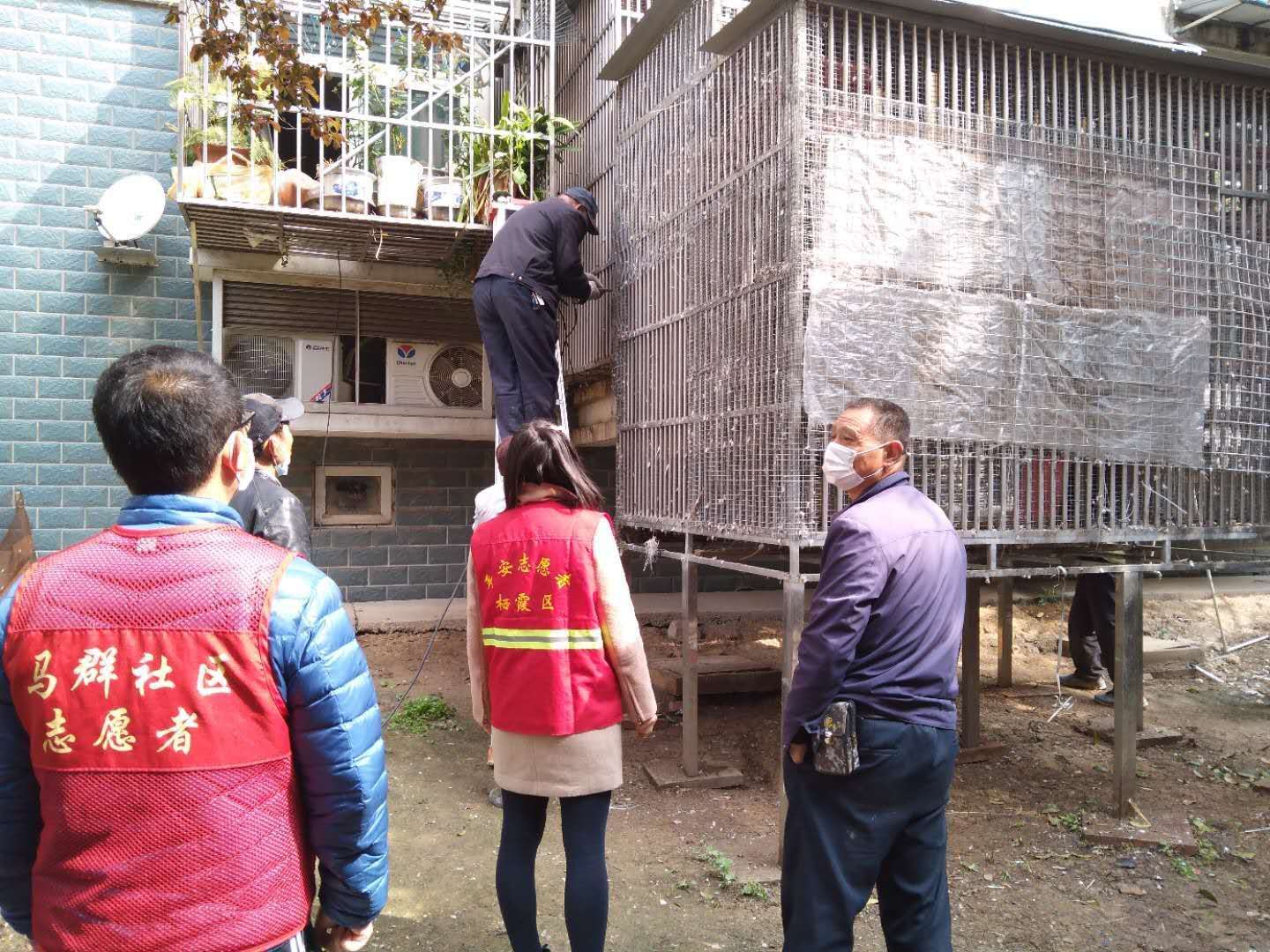 马群社区组织人员拆除鸽子笼违建