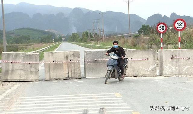 越南广宁省模仿中国河南省硬核防疫隔离封锁道路村民坚守村口