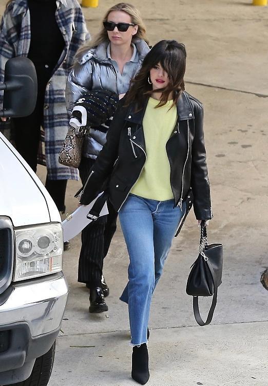 机车皮衣穿大还是小 0aa3252a06ce4b8cb0b6b3afc49372e3.jpeg