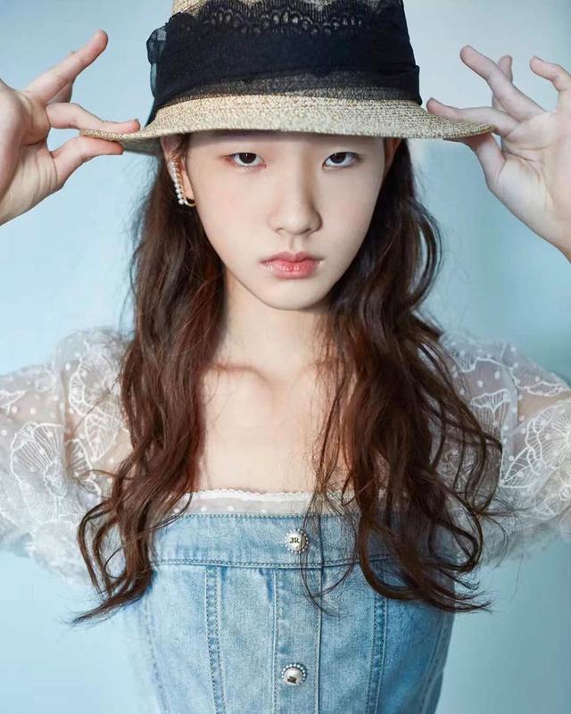 小s14岁女儿拍杂志,高级厌世脸抢镜,妈妈亲自上阵指导摆pose