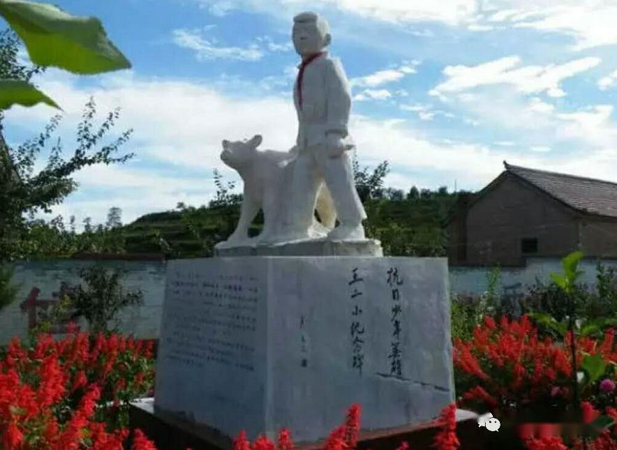 看见王二小在山坡上放牛,就叫他带路.