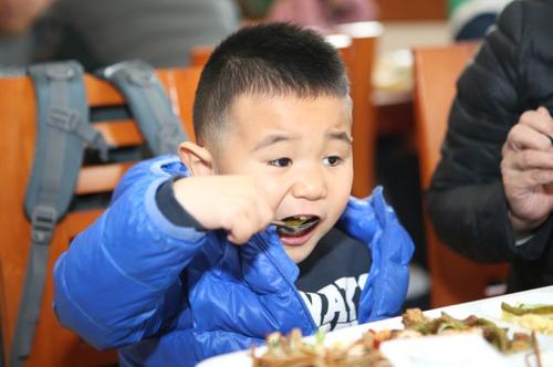#孩子#2招帮清火，快收走孩子上火吃什么？儿科医生：梨和绿豆没有用
