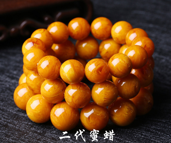 天然的蜜蜡,里面是自然的流淌纹, 而二代的蜜蜡,是很明显的人工搅拌