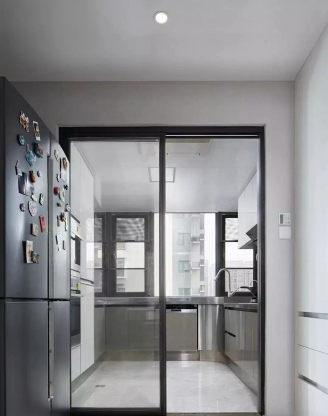 黑色边框的厨房推拉门,在现代装修中是个非常和谐的搭配,比如简约