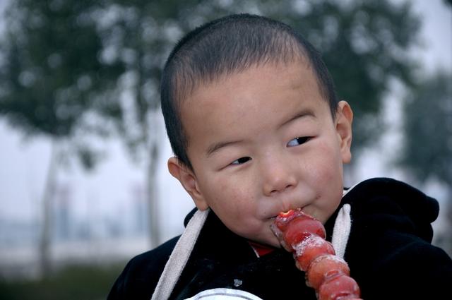 「医生」却不适合直接吃，医生：拿点水一煮，孩子想积食都难山楂消食好
