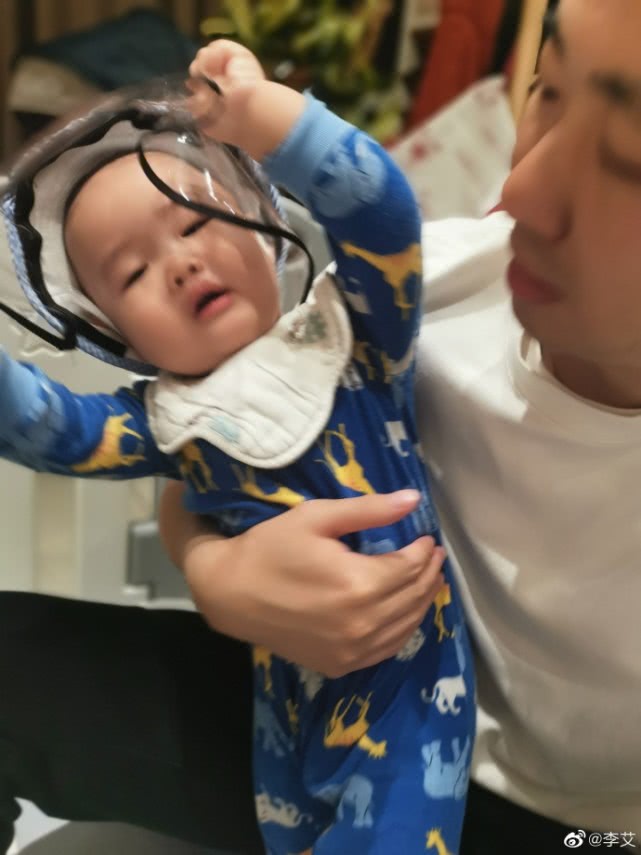 『灯泡』小灯泡皱眉拽防护帽拒戴口罩急坏爸妈李艾带儿子外出打针遇难题