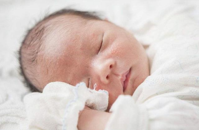 几个月宝宝会吃手玩手 34cf269530774238a1230f576d324c76.jpeg