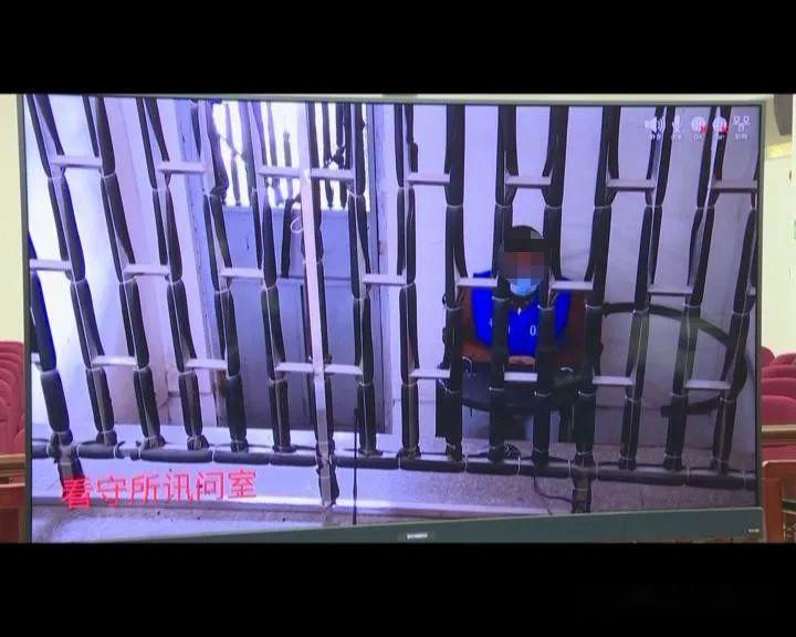 隔着一个电视屏幕,19岁的五华县男子李某林坐在看守所讯问室内全程