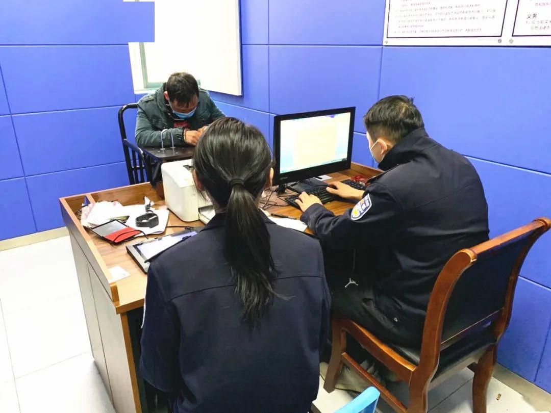 民警对嫌疑人潘某的审讯照片