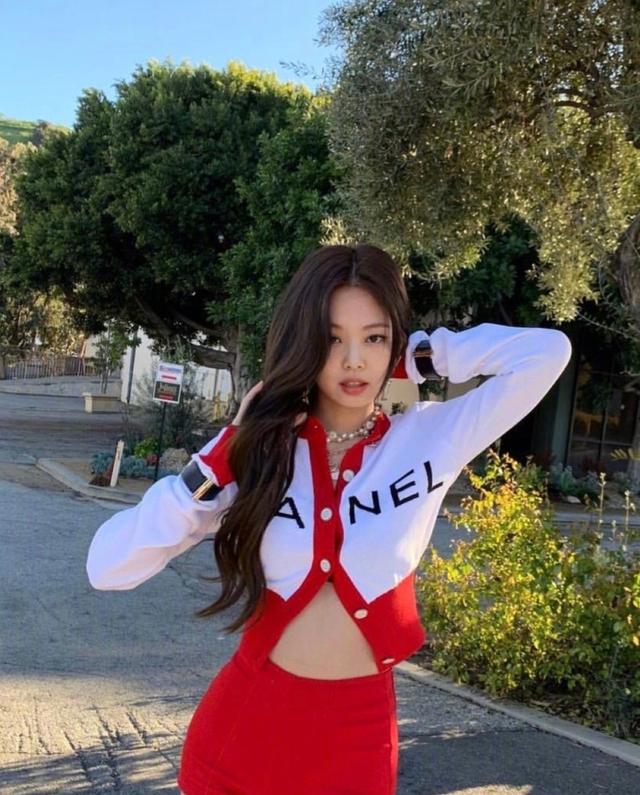 骨感美已经过时,jennie把"纯欲风"带火,大写的持靓行凶