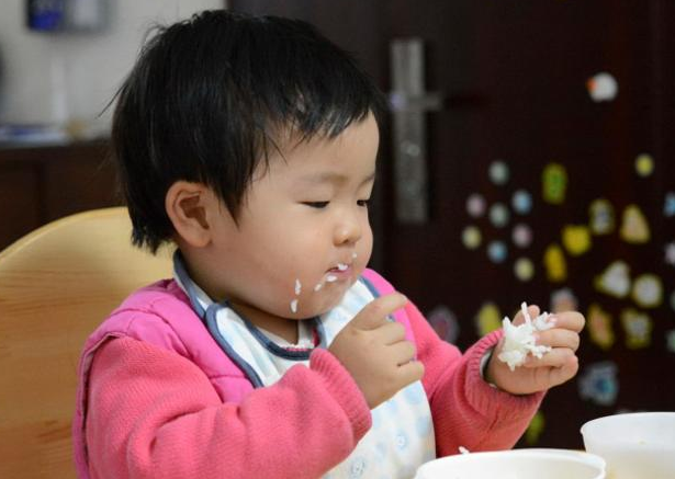 【孩子】让娃脾虚又积食，3种食物家长别喂了带娃“神器”变“凶器”