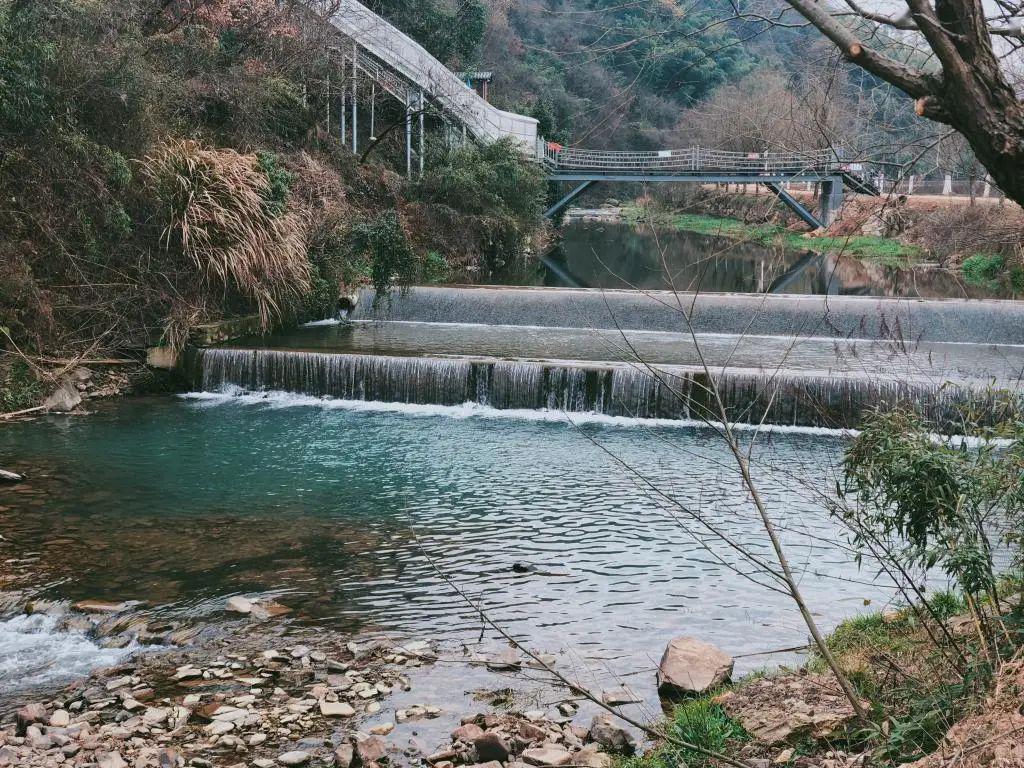 历史上空王教寺位于八都岕银杏长廊入口处的小浦林场内,与长兴天居寺