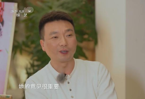 央视主持人康辉节目秀恩爱结婚22年坚持丁克妻子身份曝光