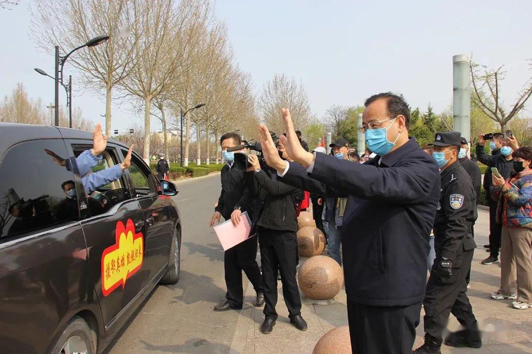 致敬英雄丨青州最高规格欢迎援鄂英雄回来