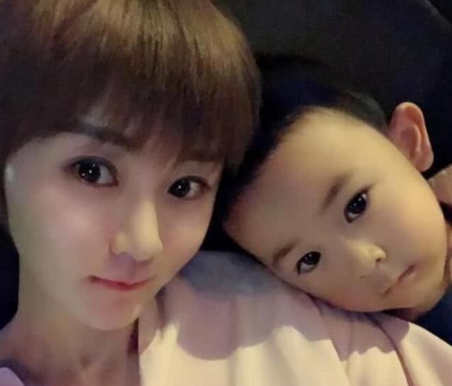 她花6年从秘书熬成副总，和富豪老公离婚仍藕断