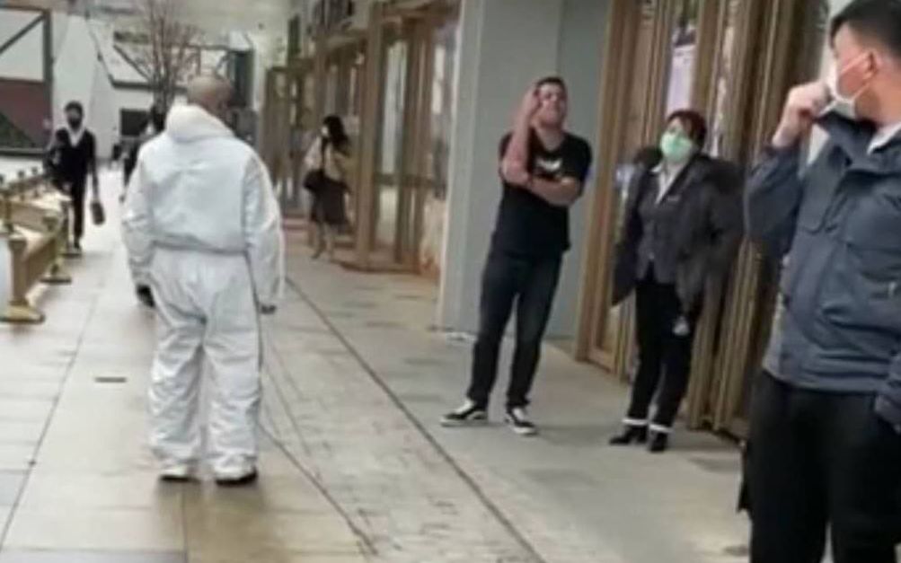 面对“豪横的外国人”，凭什么要“给面子”