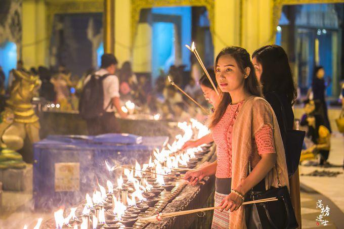 缅甸最有钱的一座金塔，“吸金”能力超强，夜色下金碧辉煌