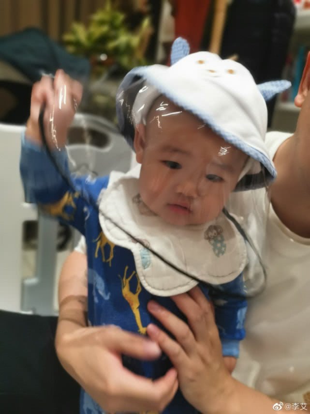 『灯泡』小灯泡皱眉拽防护帽拒戴口罩急坏爸妈李艾带儿子外出打针遇难题