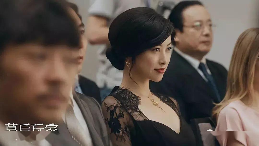 35岁性感尤物凭美胸翻红,网友:我就是馋她身子!