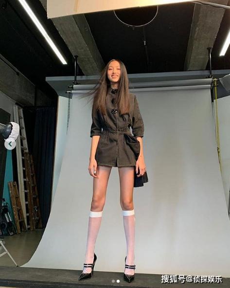 任达华15岁女儿写真大片，穿运动装秀空中一字马