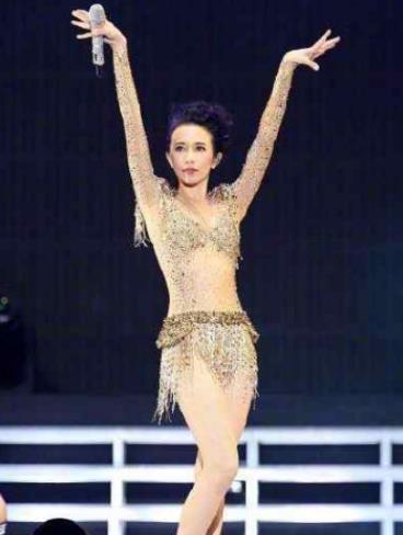 41岁嫁初恋不生孩子，给美腿投保三千万，48岁被