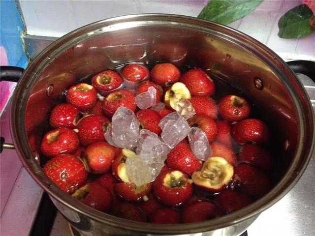 「医生」却不适合直接吃，医生：拿点水一煮，孩子想积食都难山楂消食好