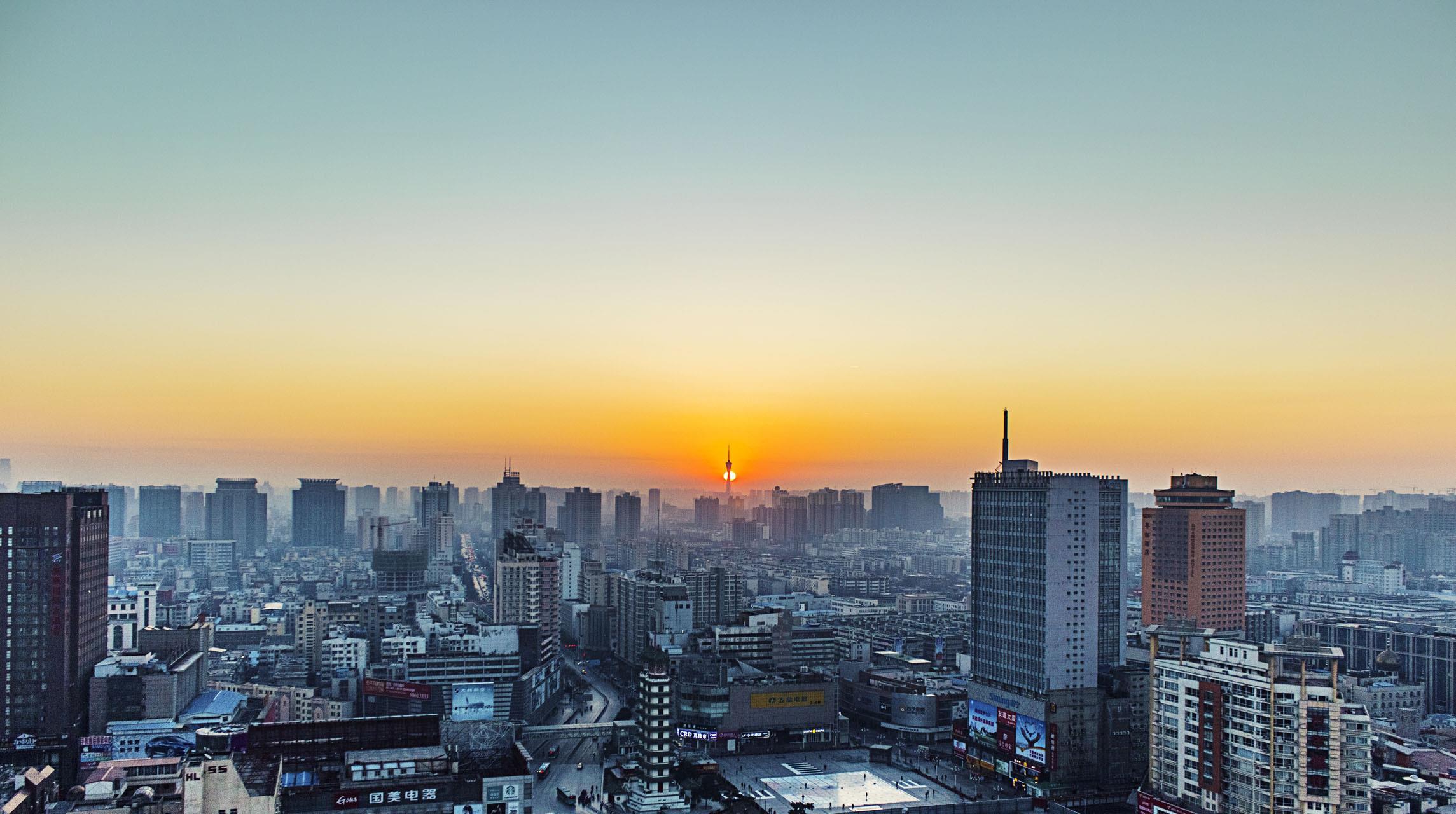 经济总量超过一万亿的城市_冥币图片一万亿(3)