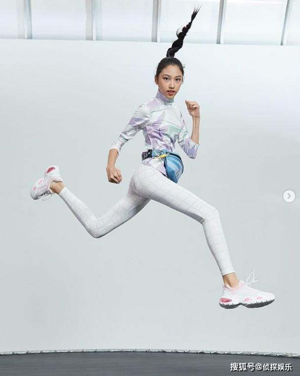 任达华15岁女儿写真大片，穿运动装秀空中一字马