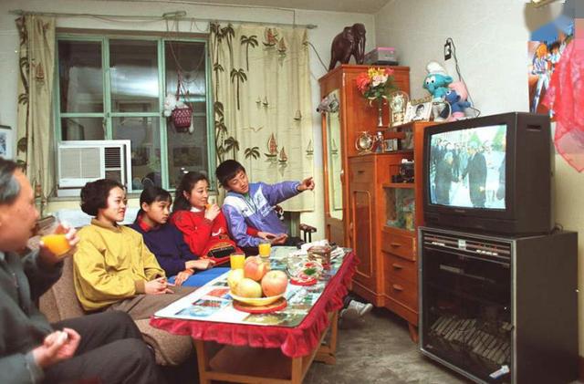 他是一个出生在80年代的上海人,在小韩小时候家里要什么有什么,电视