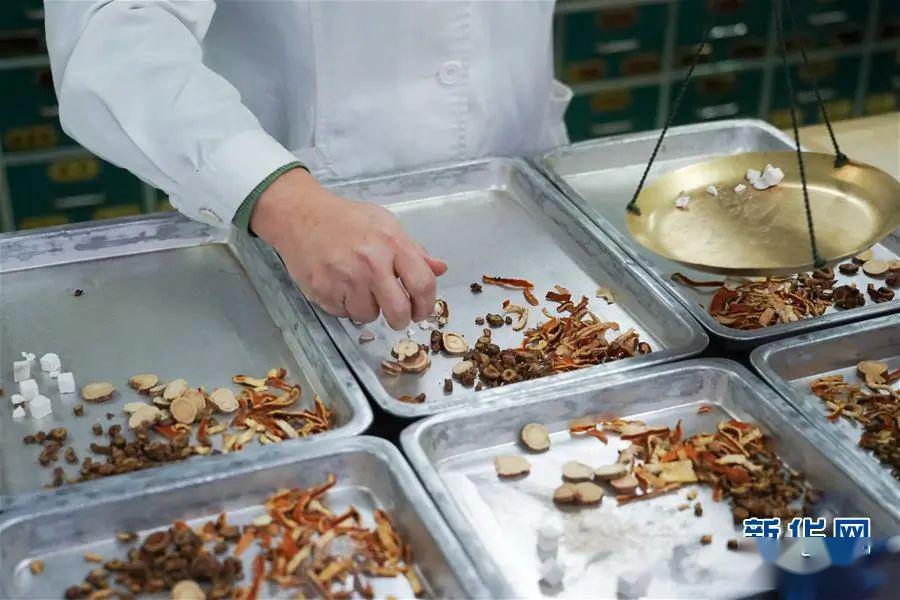 2月15日，在北京地坛医院，药剂师在中药房为新冠肺炎患者配药。新华社记