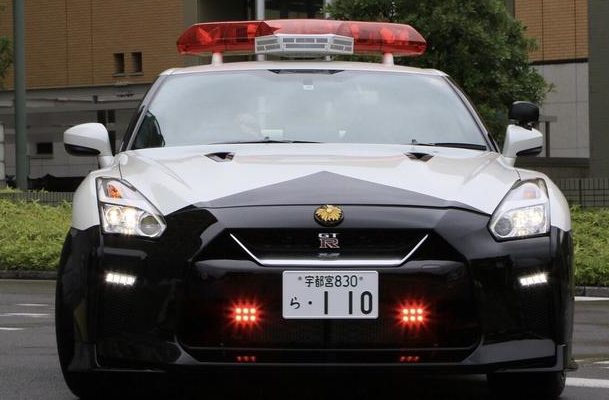 日本警车有战神GTR，警员巡逻都抢着开，却不是冲着GTR去的_跑车