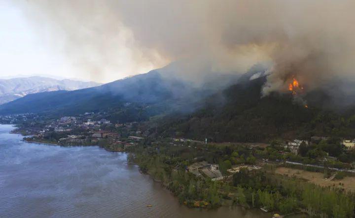 这是3月31日在四川省凉山州西昌市泸山拍摄的森林火灾现场(无人机照片
