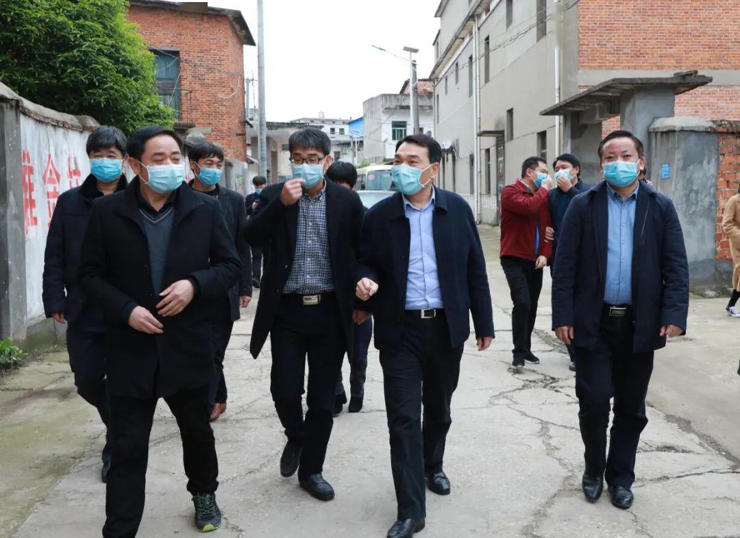 今日下午 县委书记,小蓝经开区党工委书记熊运浪 深入黄马乡 就脱贫