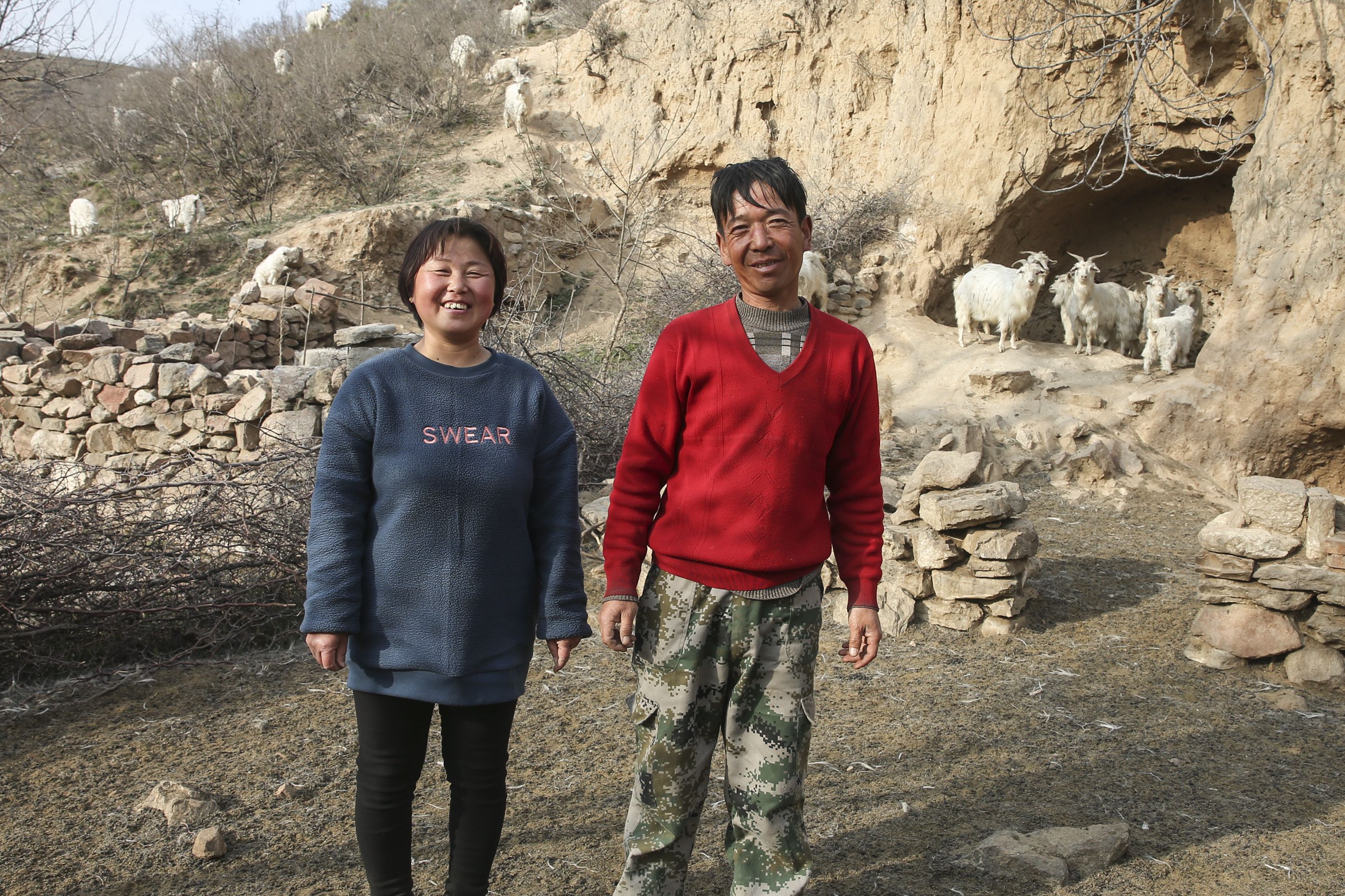 近日,摄影师听说山西省稷山县化峪镇的一对中年农民夫妻隐居大山5年