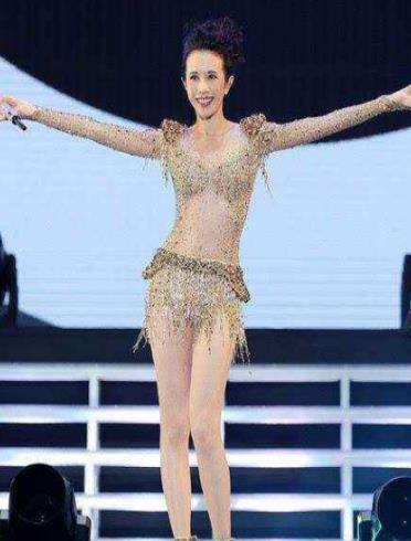 41岁嫁初恋不生孩子，给美腿投保三千万，48岁被