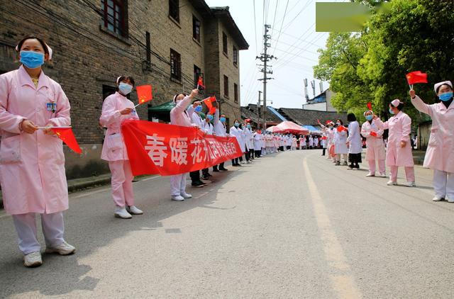 抗疫英雄凯旋归来白衣天使们自发持小国旗夹道欢迎