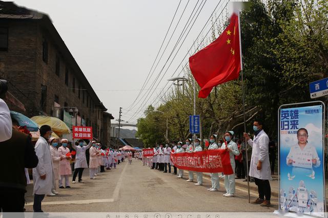 抗疫英雄凯旋归来白衣天使们自发持小国旗夹道欢迎